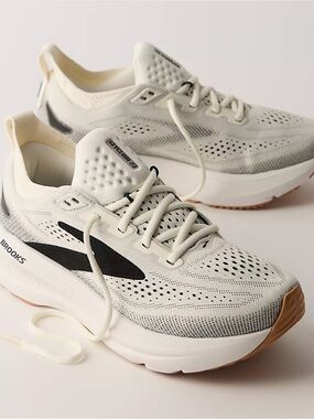 Brooks Glycerin 23 in white/black/biscuit Women’s sz 8
